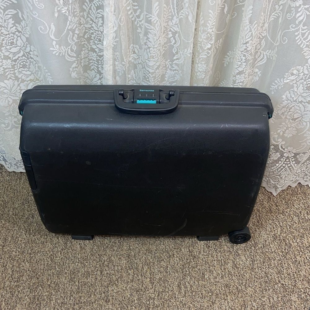 VTG, 1994 Made In USA Samsonite Black Rolling Suitcase